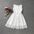 Dziewczęca koronkowa sukienka z tasiemką w pasie J1889 biały