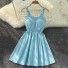 Jednobarevné mini šaty na ramínka světle modrá