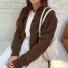 Krótki sweter damski z dzianiny G336 brązowy