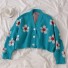 Kurzer Damenpullover mit Blumen hellblau