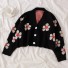 Kurzer Damenpullover mit Blumen schwarz