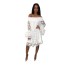 Luźna sukienka z opadającymi ramionami biały