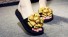 Papuci de damă pe o platformă cu o floare aur