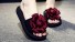 Papuci de damă pe o platformă cu o floare burgundy
