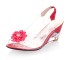 Transparente Damenpumps mit einer Blume rot