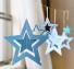 Závěsná dekorace s hvězdami světle modrá